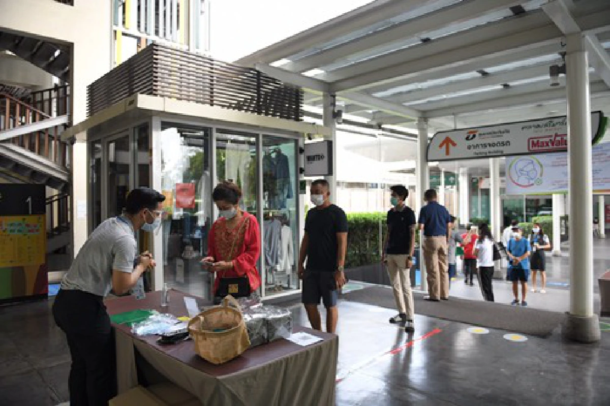 'เอ็ม บี เค' เปิดวันแรก คุมเข้มมาตรการ ฟรีค่าเช่าผู้ค้าถึงสิ้นเดือนพ.ค.