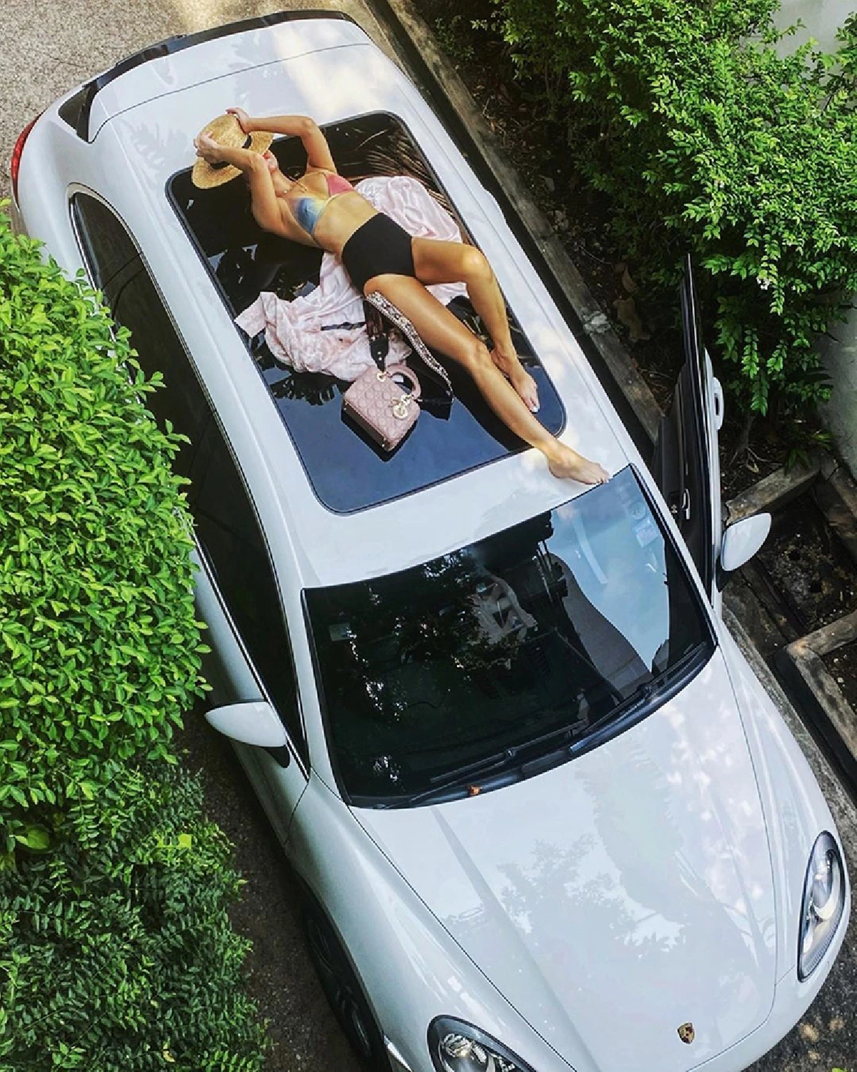 ร้อนแรงแข่งกับอากาศ! “พลอย ชวพร” นุ่งบิกินี่อาบแดดบนหลังคารถ 