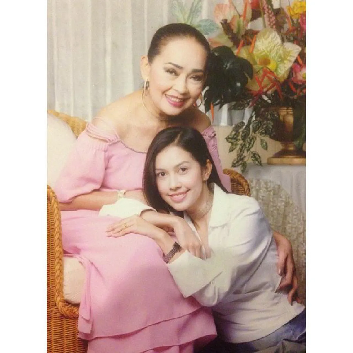 “ยุ้ย” เผยภาพ “พ่อรอง-แม่ทุม” กุมมือกัน ครบรอบแต่งงาน 52 ปี พร้อมข้อคิดดีๆ ของชีวิตคู่