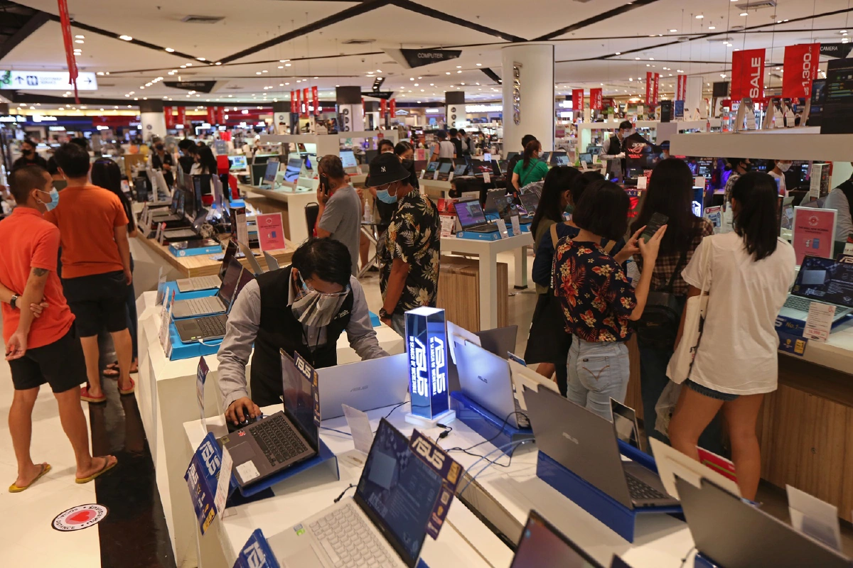 ห้างดังคึกคัก!ลูกค้าแห่ช้อปปิ้งแน่นภายใต้มาตรการเข้มป้องกันโควิด-19 