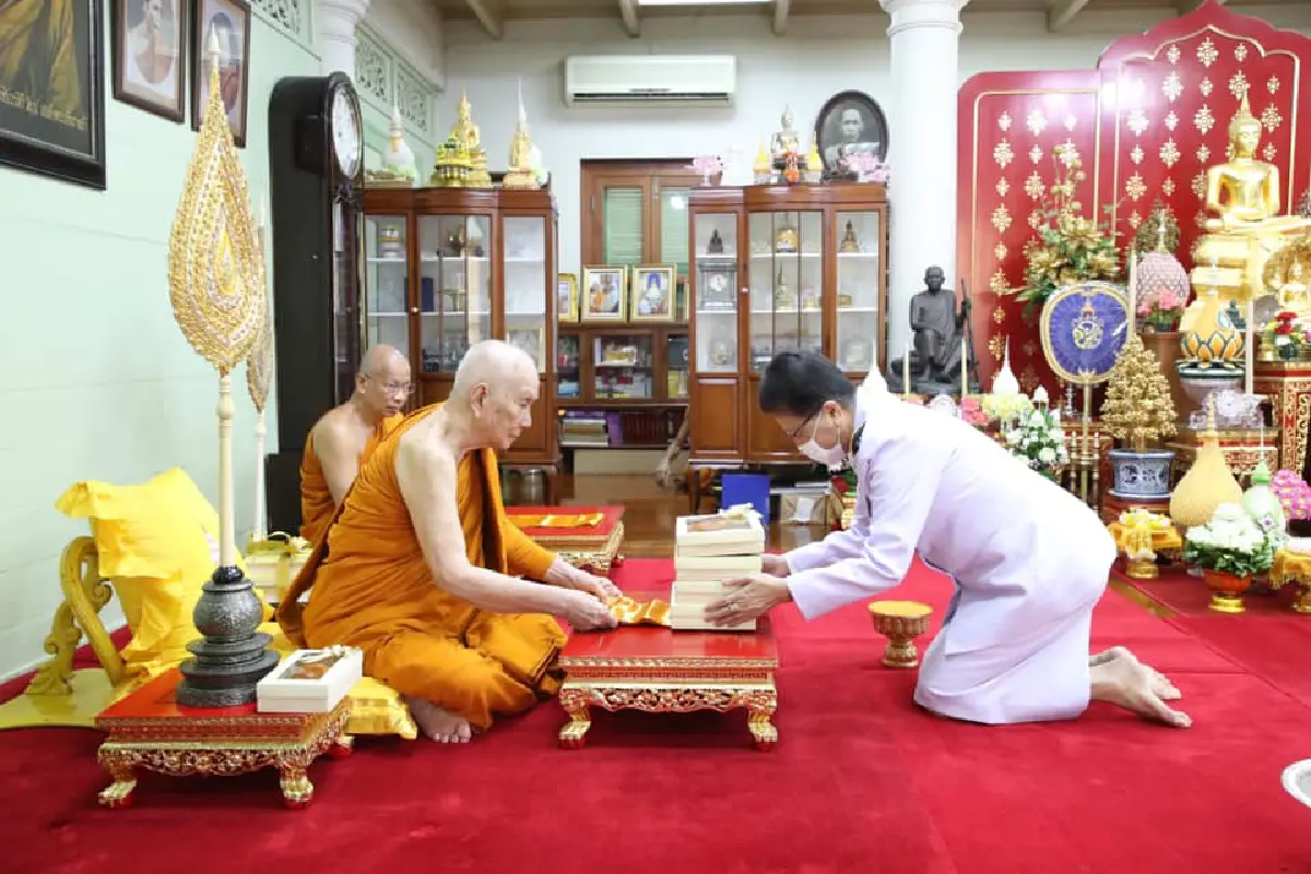 "ในหลวง" ให้เชิญหน้ากากฝีพระหัตถ์ที่ "พระราชินี" ทรงเย็บถวาย "สมเด็จพระสังฆราช"