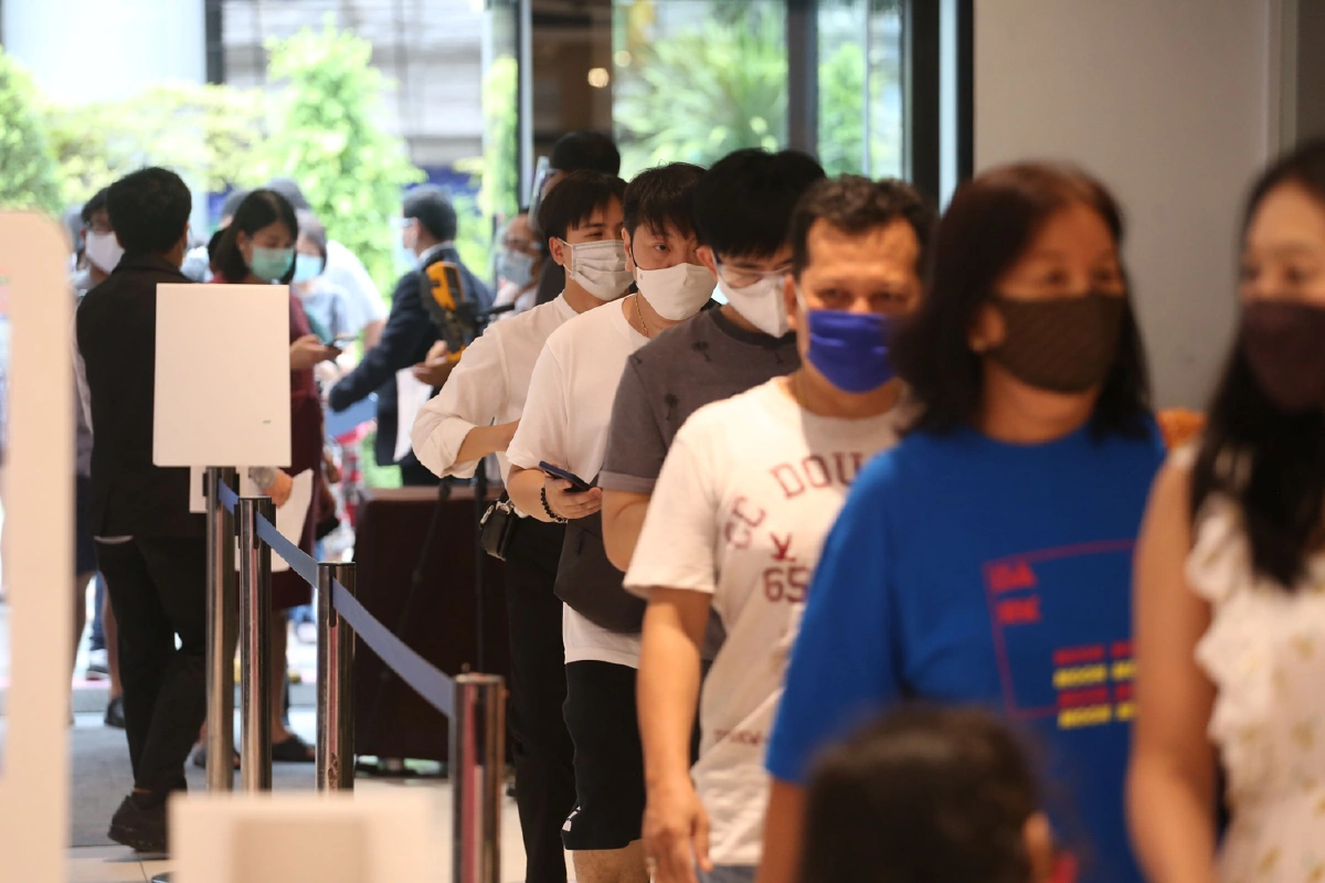 ห้างดังคึกคัก!ลูกค้าแห่ช้อปปิ้งแน่นภายใต้มาตรการเข้มป้องกันโควิด-19 