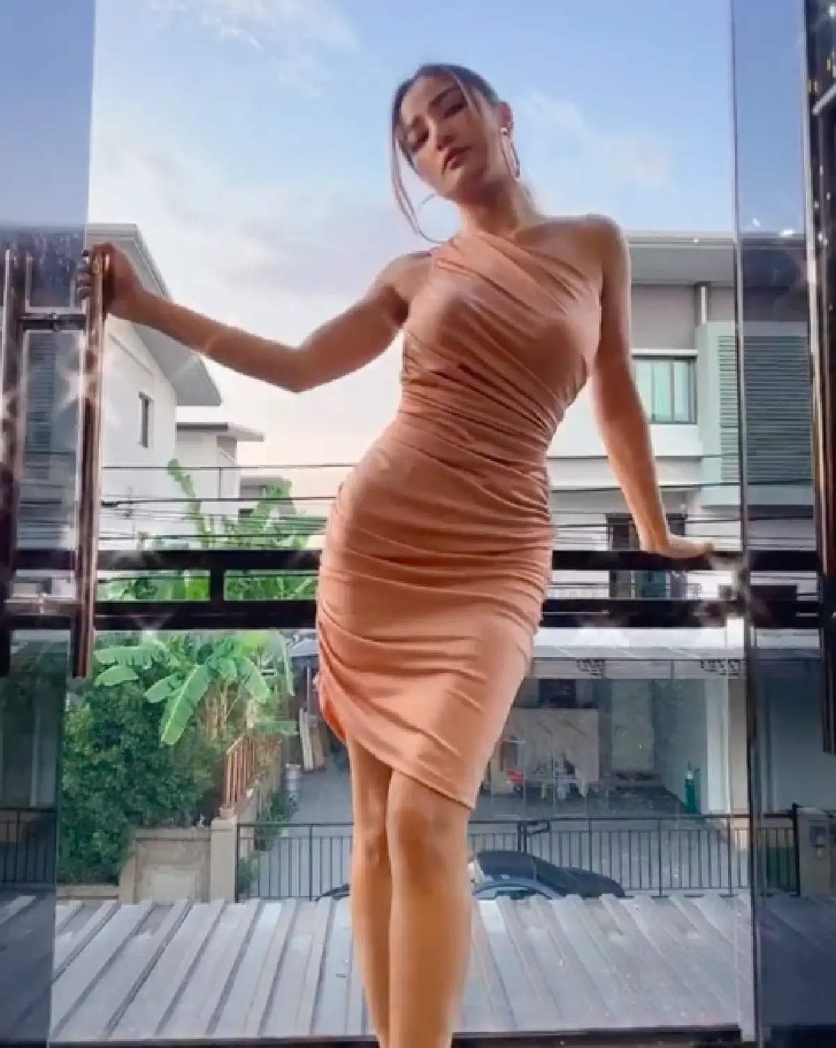 กลัวแล้วจ้า! "กระแต อาร์สยาม" สวมเดรสสั้น-ใส่ส้นสูงยกขาเตะไม่ยั้ง 