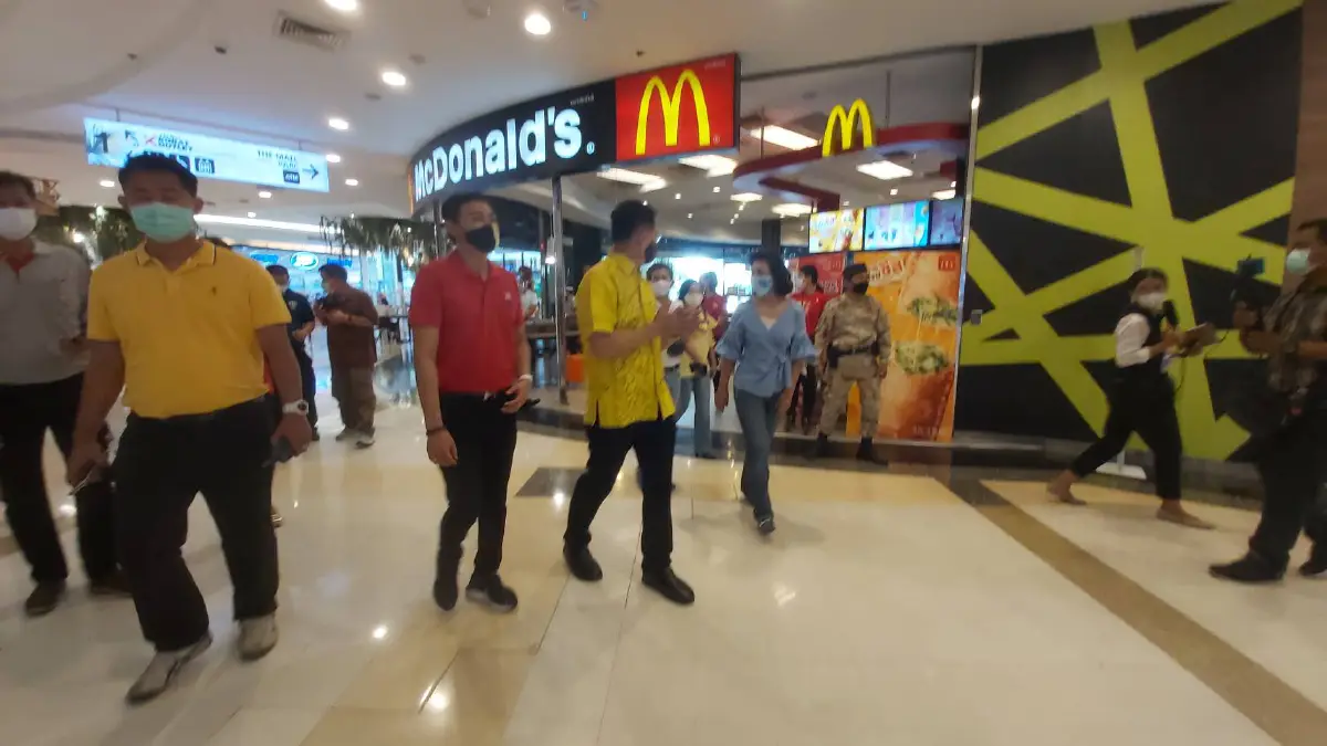 ผู้ว่าฯโคราชตรวจห้างฯเปิดให้บริการวันแรกกำชับเข้มงวดมาตรการคุมโควิด-19