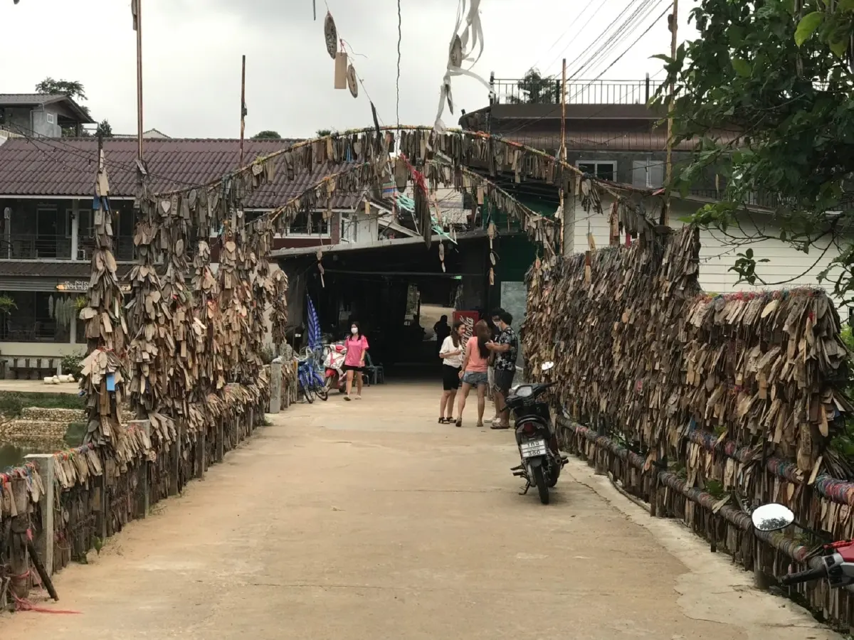 รื้อแน่!"ป้ายไม้ที่ระลึก"สัญลักษณ์การเดินทางมาเยือนหมู่บ้านอีต่อง