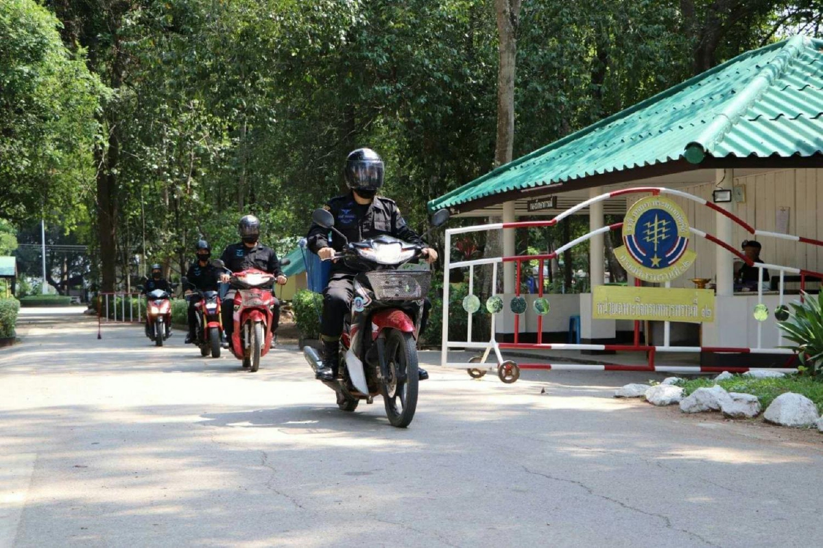 ทหารพรานใช้จยย.ขนเสบียงช่วงชาวบ้านได้รับผลกระทบโควิด-19 ทหารพรานใช้จยย.ขนเสบียงช่วงชาวบ้านได้รับผลกระทบโควิด-19
