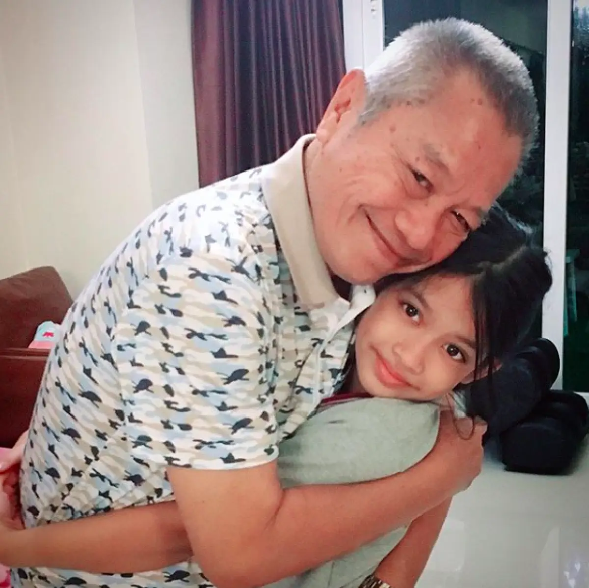 “ยุ้ย” เผยภาพ “พ่อรอง-แม่ทุม” กุมมือกัน ครบรอบแต่งงาน 52 ปี พร้อมข้อคิดดีๆ ของชีวิตคู่