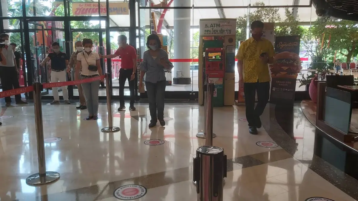 ผู้ว่าฯโคราชตรวจห้างฯเปิดให้บริการวันแรกกำชับเข้มงวดมาตรการคุมโควิด-19