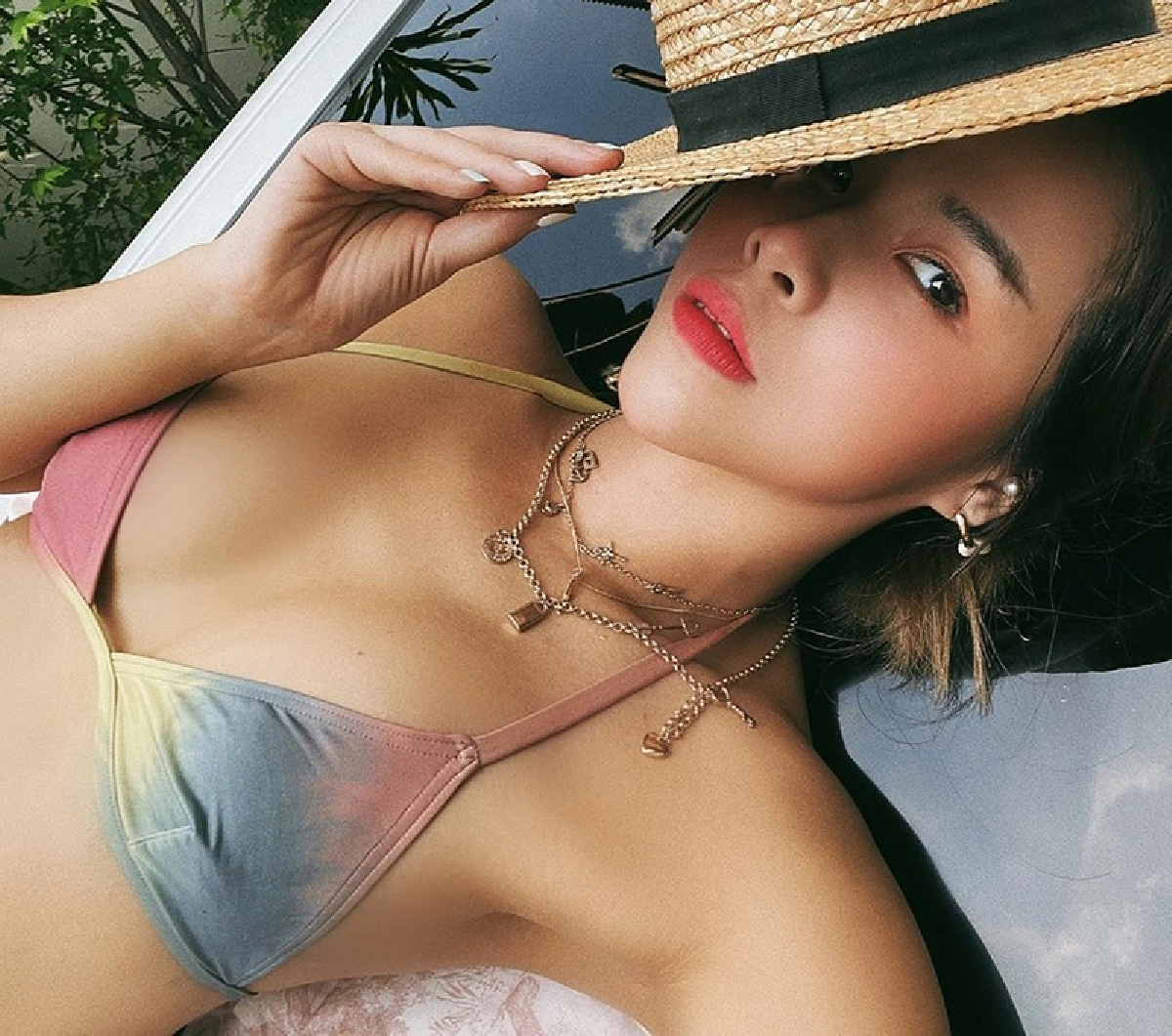 ร้อนแรงแข่งกับอากาศ! “พลอย ชวพร” นุ่งบิกินี่อาบแดดบนหลังคารถ 