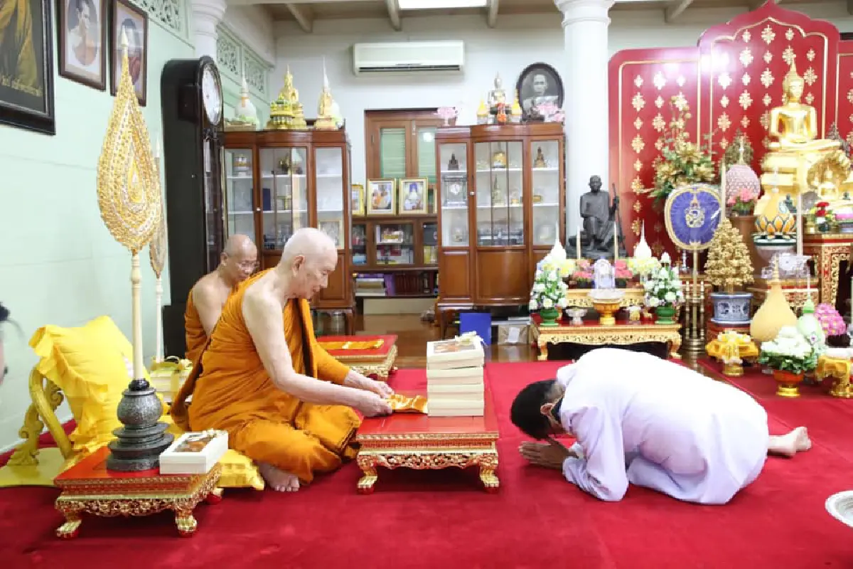 "ในหลวง" ให้เชิญหน้ากากฝีพระหัตถ์ที่ "พระราชินี" ทรงเย็บถวาย "สมเด็จพระสังฆราช"