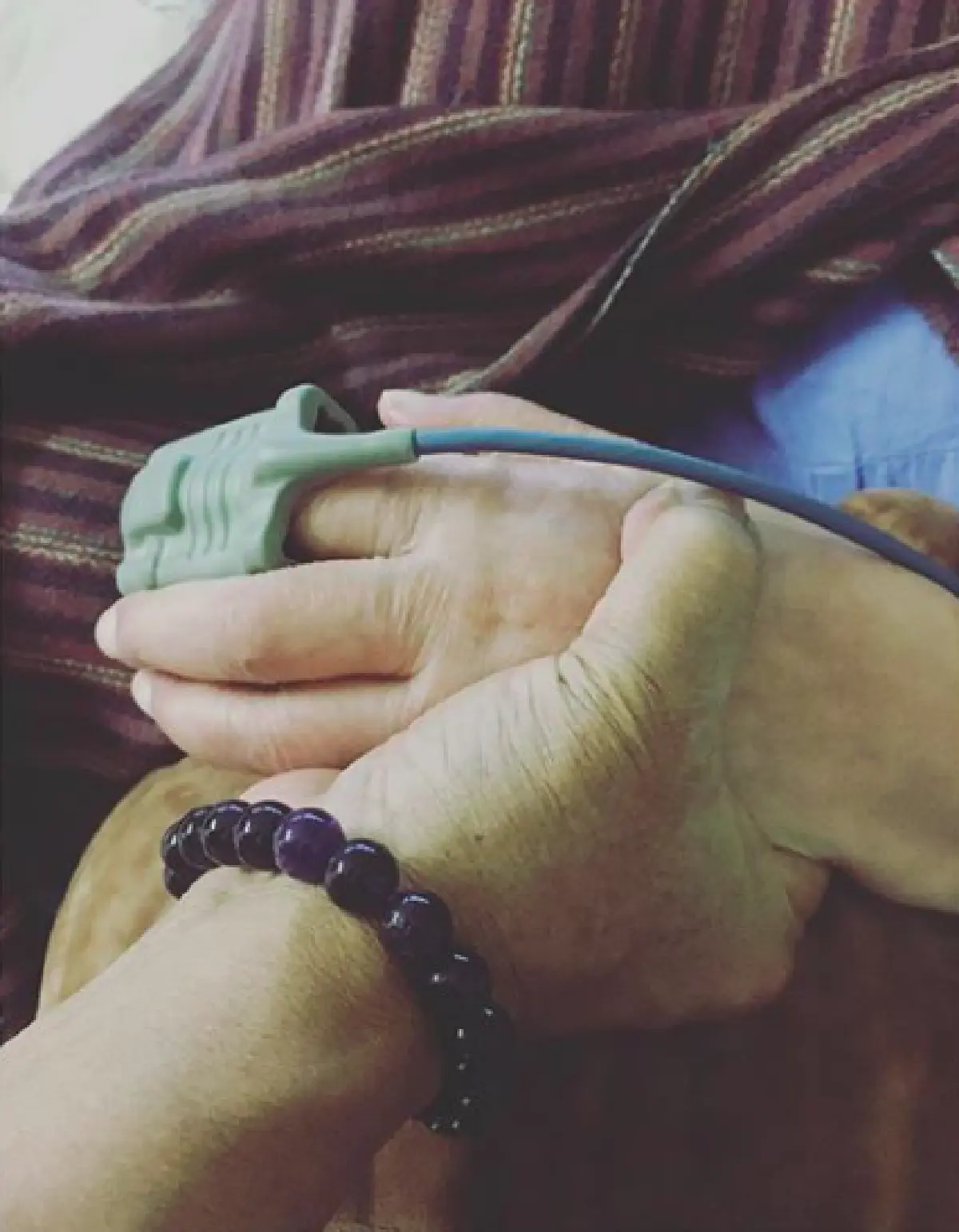 “ยุ้ย” เผยภาพ “พ่อรอง-แม่ทุม” กุมมือกัน ครบรอบแต่งงาน 52 ปี พร้อมข้อคิดดีๆ ของชีวิตคู่