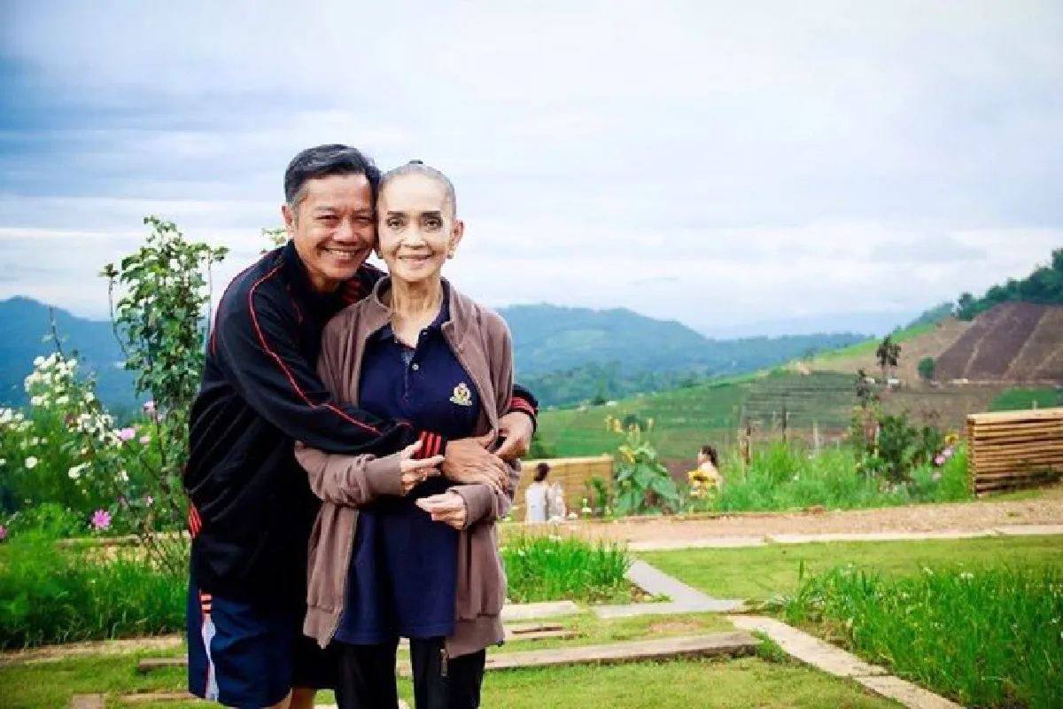 “ยุ้ย” เผยภาพ “พ่อรอง-แม่ทุม” กุมมือกัน ครบรอบแต่งงาน 52 ปี พร้อมข้อคิดดีๆ ของชีวิตคู่