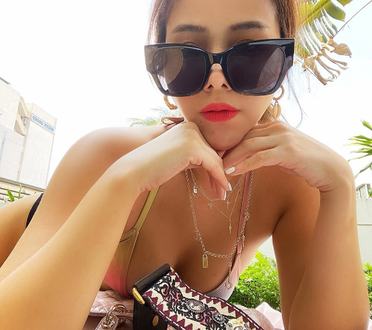 ร้อนแรงแข่งกับอากาศ! “พลอย ชวพร” นุ่งบิกินี่อาบแดดบนหลังคารถ 