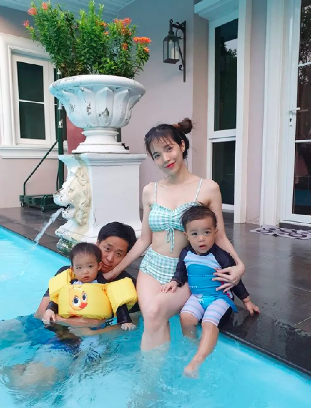 "บัว สโรชา" ปล่อยภาพเซ็กซี่ ทำตะลึงหุ่นคุณแม่ลูกแฝดแซ่บไฟลุกจริงๆ