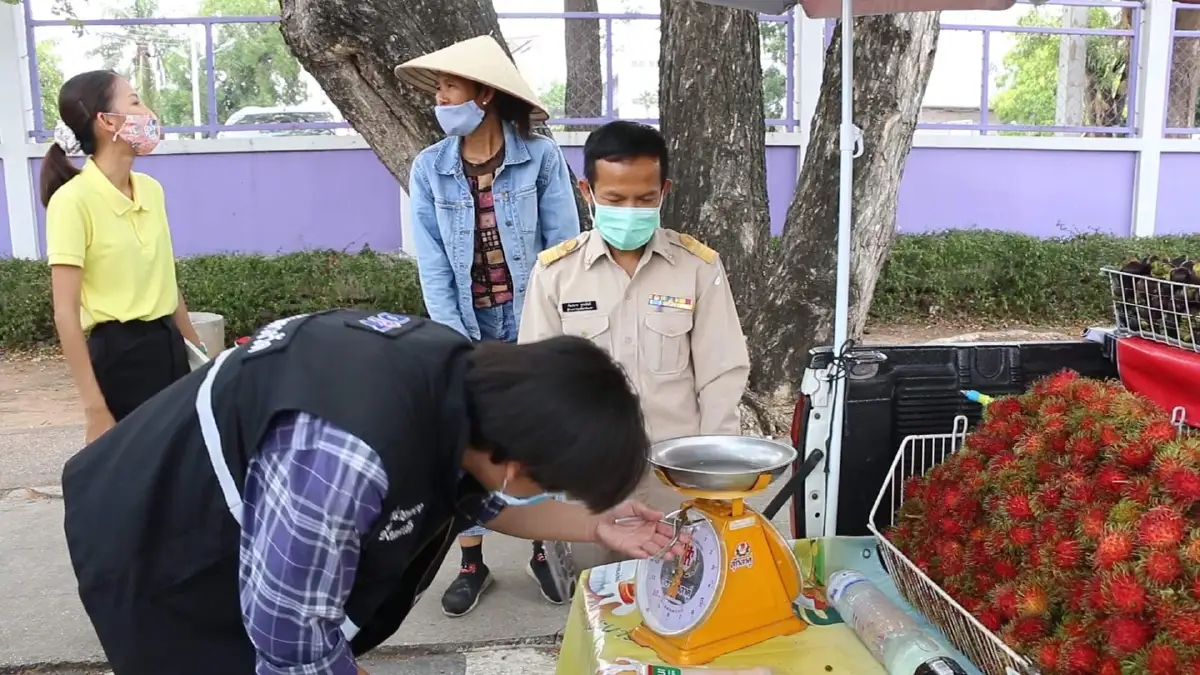 ลุยจับร้านขายผลไม้ริมทางใช้ตราชั่งโกงน้ำหนักเอาเปรียบลูกค้า