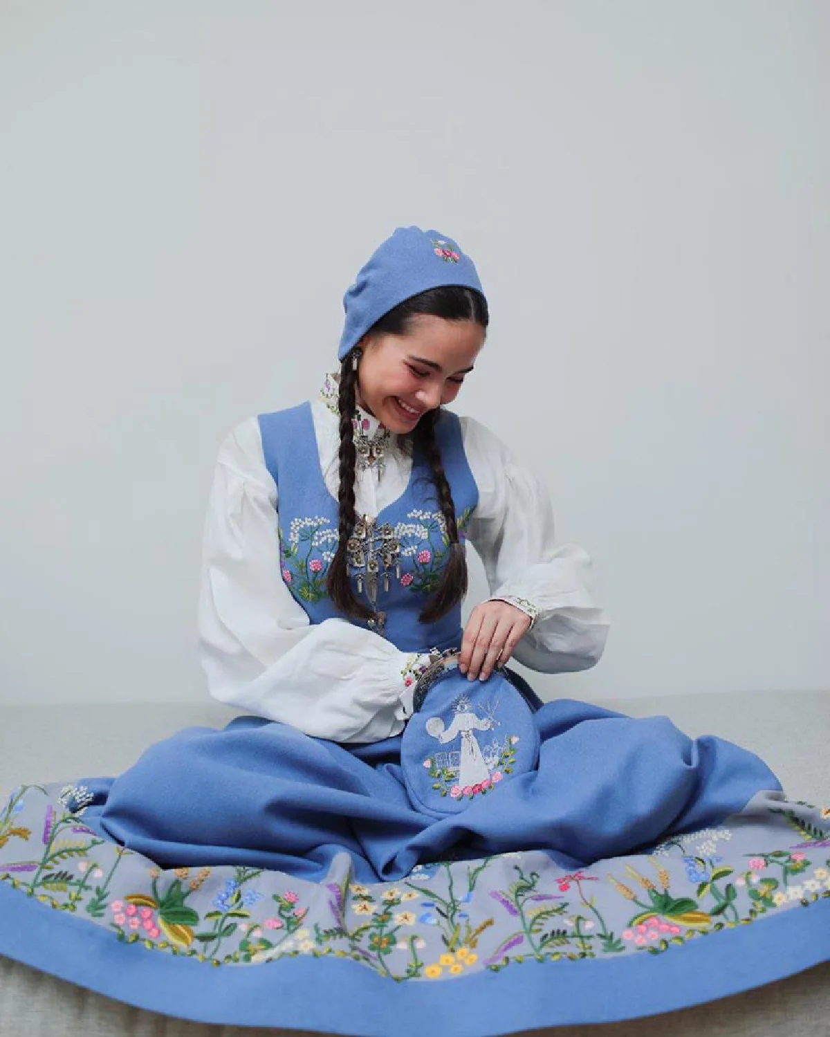 “ญาญ่า” ส่งความคิดถึงครอบครัวที่ Oslo ในชุดประจำชาตินอร์เวย์