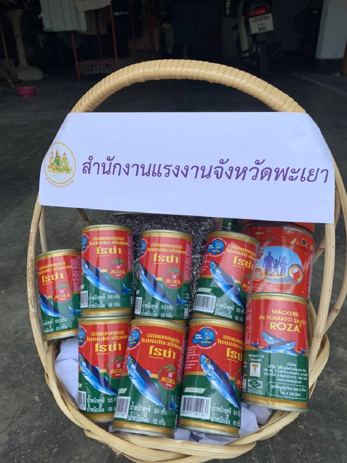 ผู้ว่าฯ พะเยา เผย แรงงานรุดช่วย 2 แม่ลูกขนของจากตู้ปันสุข ให้มีงานทำ มีอาชีพ พึ่งตนเองได้