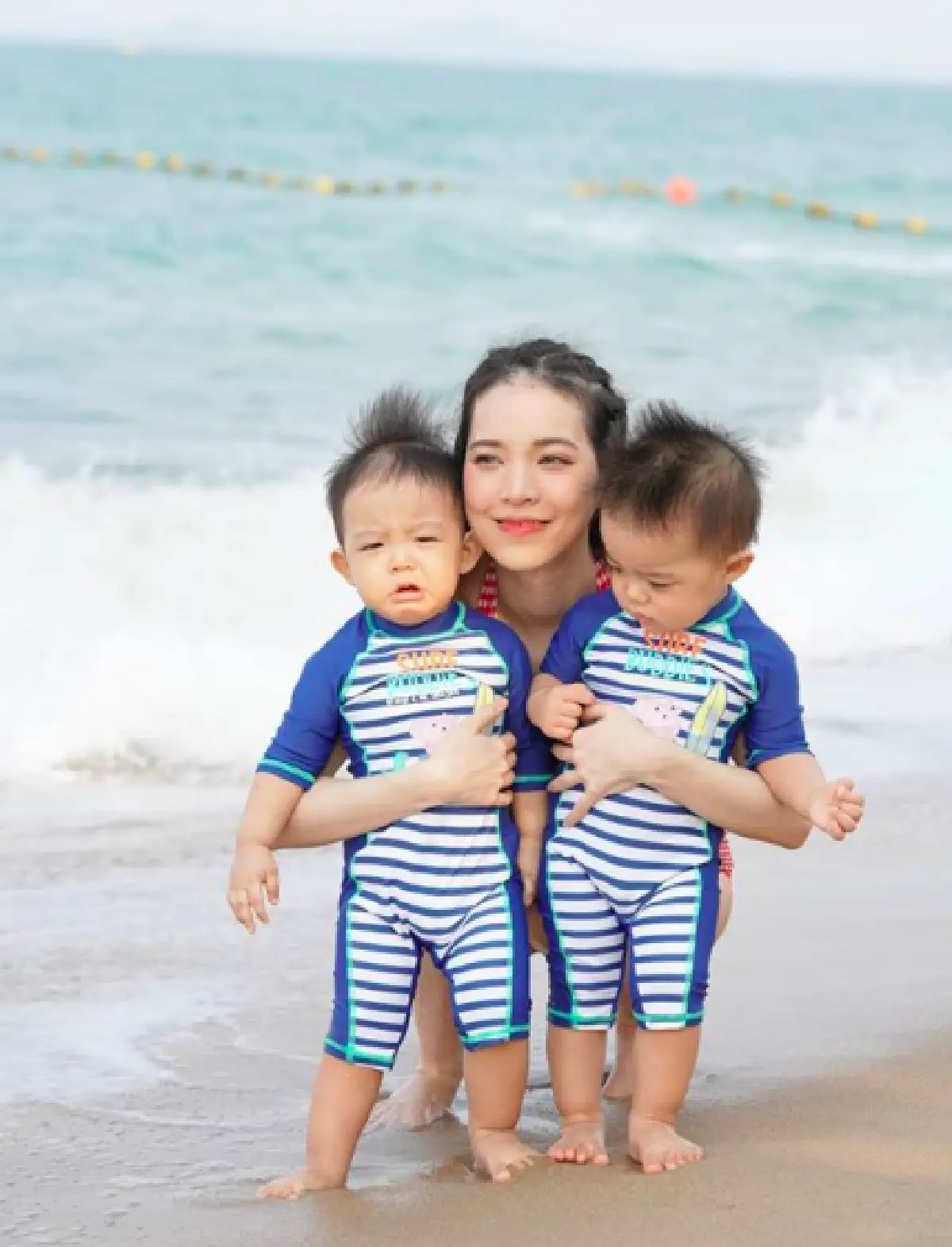 "บัว สโรชา" ปล่อยภาพเซ็กซี่ ทำตะลึงหุ่นคุณแม่ลูกแฝดแซ่บไฟลุกจริงๆ