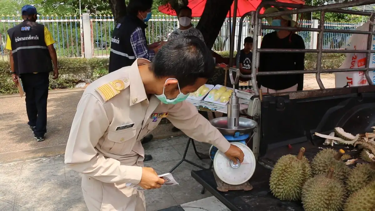 ลุยจับร้านขายผลไม้ริมทางใช้ตราชั่งโกงน้ำหนักเอาเปรียบลูกค้า
