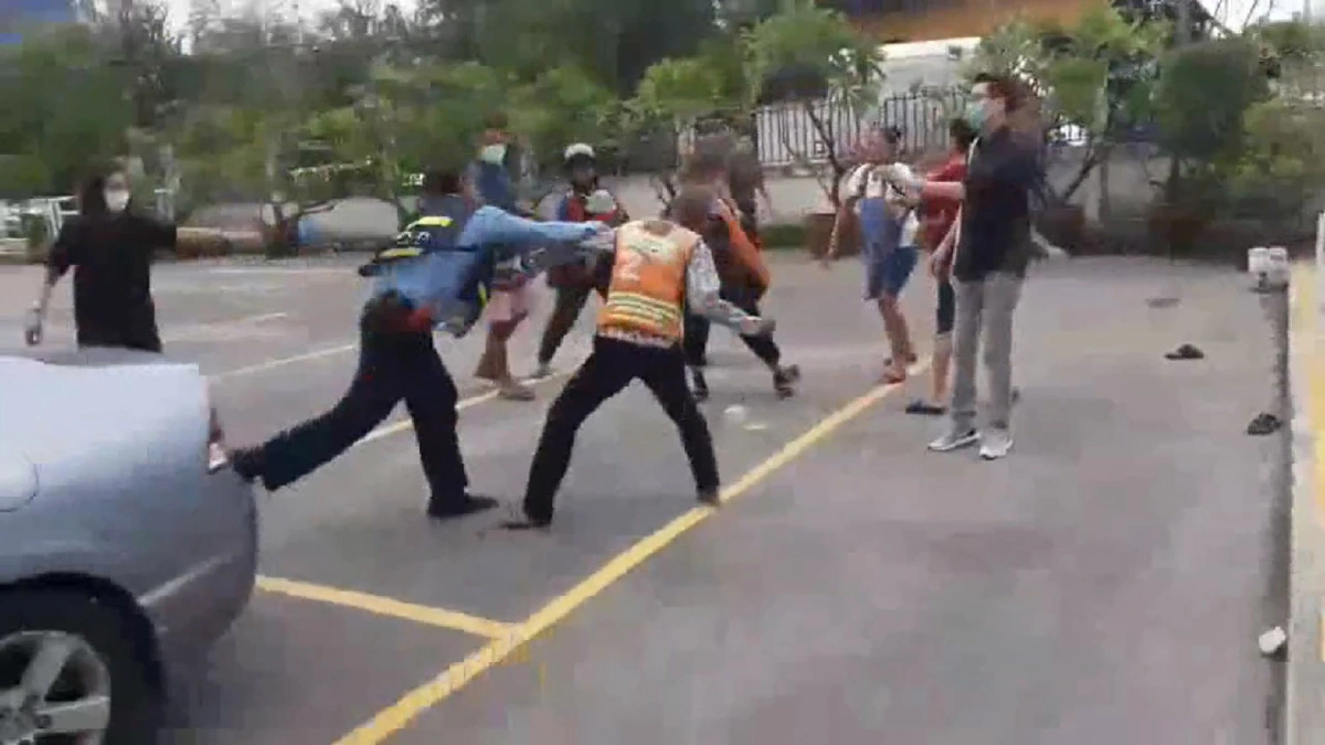 หนุ่มรปภ.หัวร้อนถูกป้าวัย 66 ปีแทงสวนดับคาลานจอดรถ