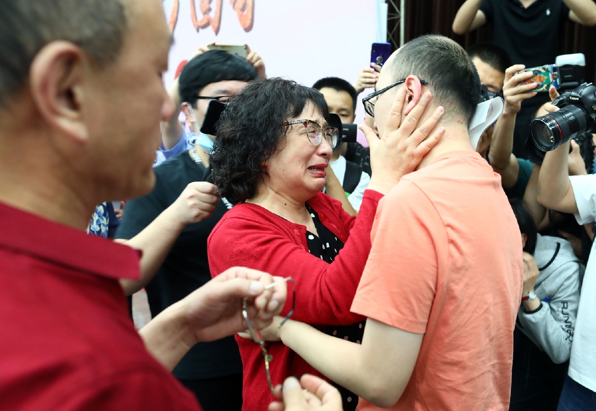 สิ้นสุดการตามหา32 ปี พ่อแม่พบลูกชายที่ถูกลักพาตัวในที่สุด สิ้นสุดการตามหา32 ปี พ่อแม่พบลูกชายที่ถูกลักพาตัวในที่สุด