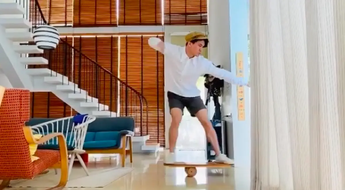 ลีลาจัดเต็ม! “หน่อย บุษกร" เผยลีลาของ "เคน ธีรเดช" กับการจินตนาการเล่นโต้คลื่นที่บ้าน