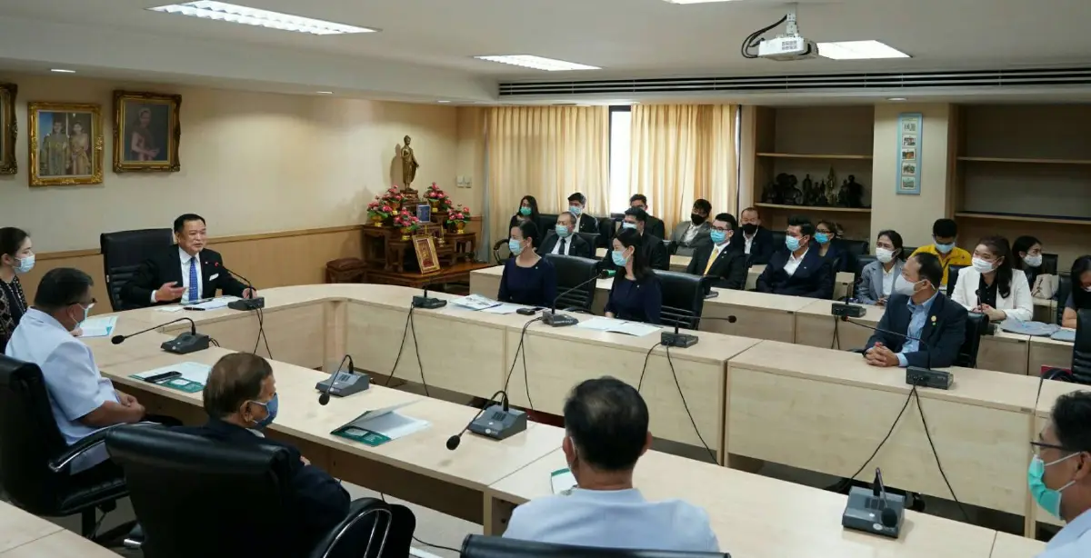 "อนุทิน"รับมอบยาเพื่อนำไปใช้ในผู้ป่วยติดเชื้อไวรัสโควิด-19