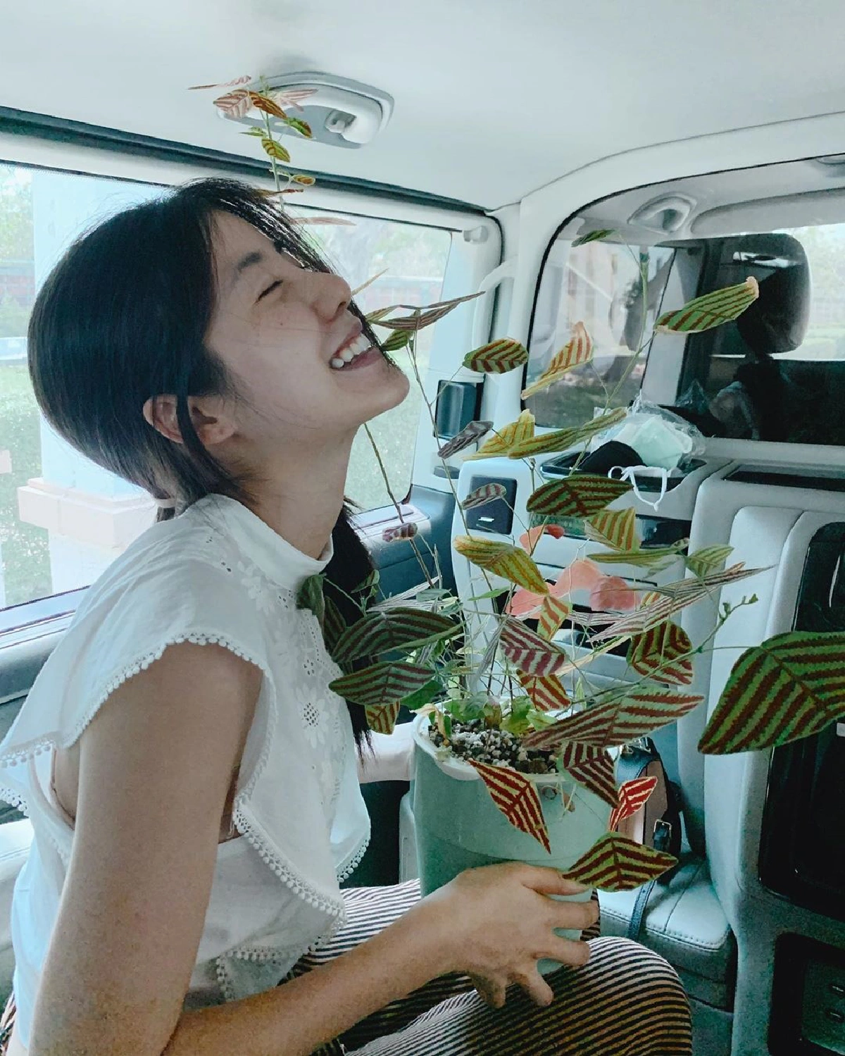 คู่นี้น่ารัก! เคน ภูภูมิ ยกเค้กฉลองวันเกิด เอสเธอร์ พร้อมนำของขวัญไปให้ถึงบ้าน