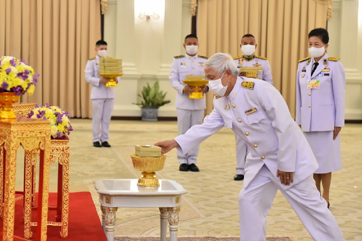 "ราชินี" พระราชทานหน้ากากผ้าฝีพระหัตถ์แก่นายกฯ -ผบ.เหล่าทัพ-คณะแพทย์ ศบค. 