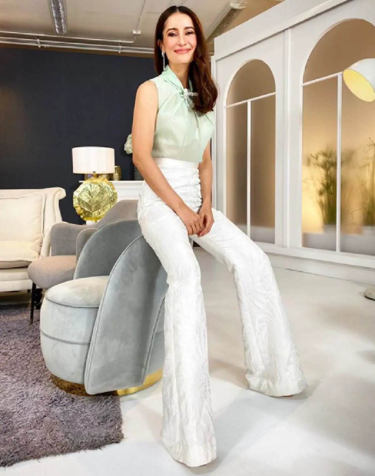 "แอน ทองประสม" ทำหลายคนละสายตาไมไ่ด้ กับท่านั่งกินทุเรียนสุดแซ่บ