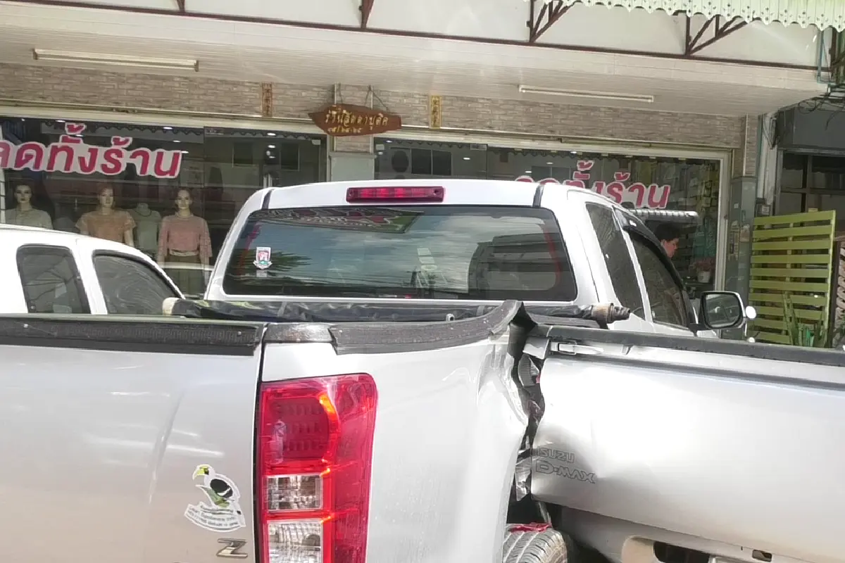 หนุ่มถอยรถเข้าจอดเกียร์ค้าง พุ่งชนกระบะ4คันเสียหาย