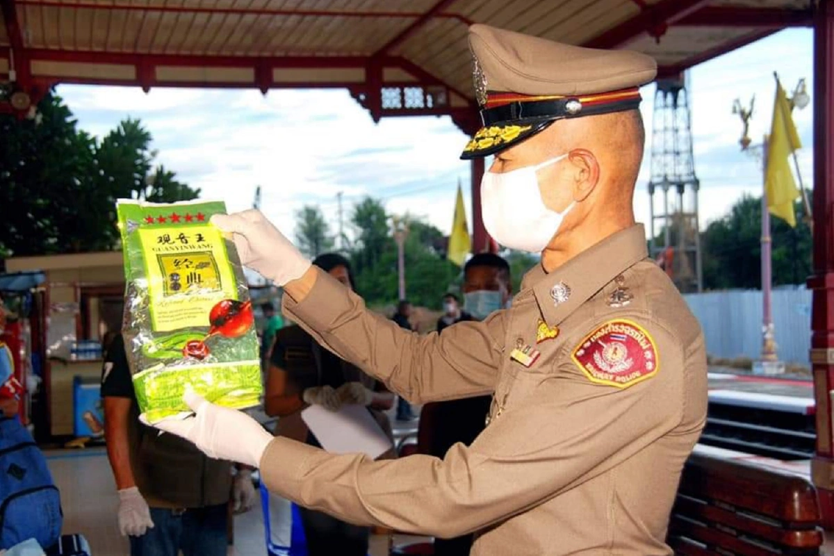 ตำรวจรถไฟจับ2หนุ่มสาวพนักงานเสิร์ฟลอบขนยาไอซ์มูลค่า10ล้านคาโบกี้