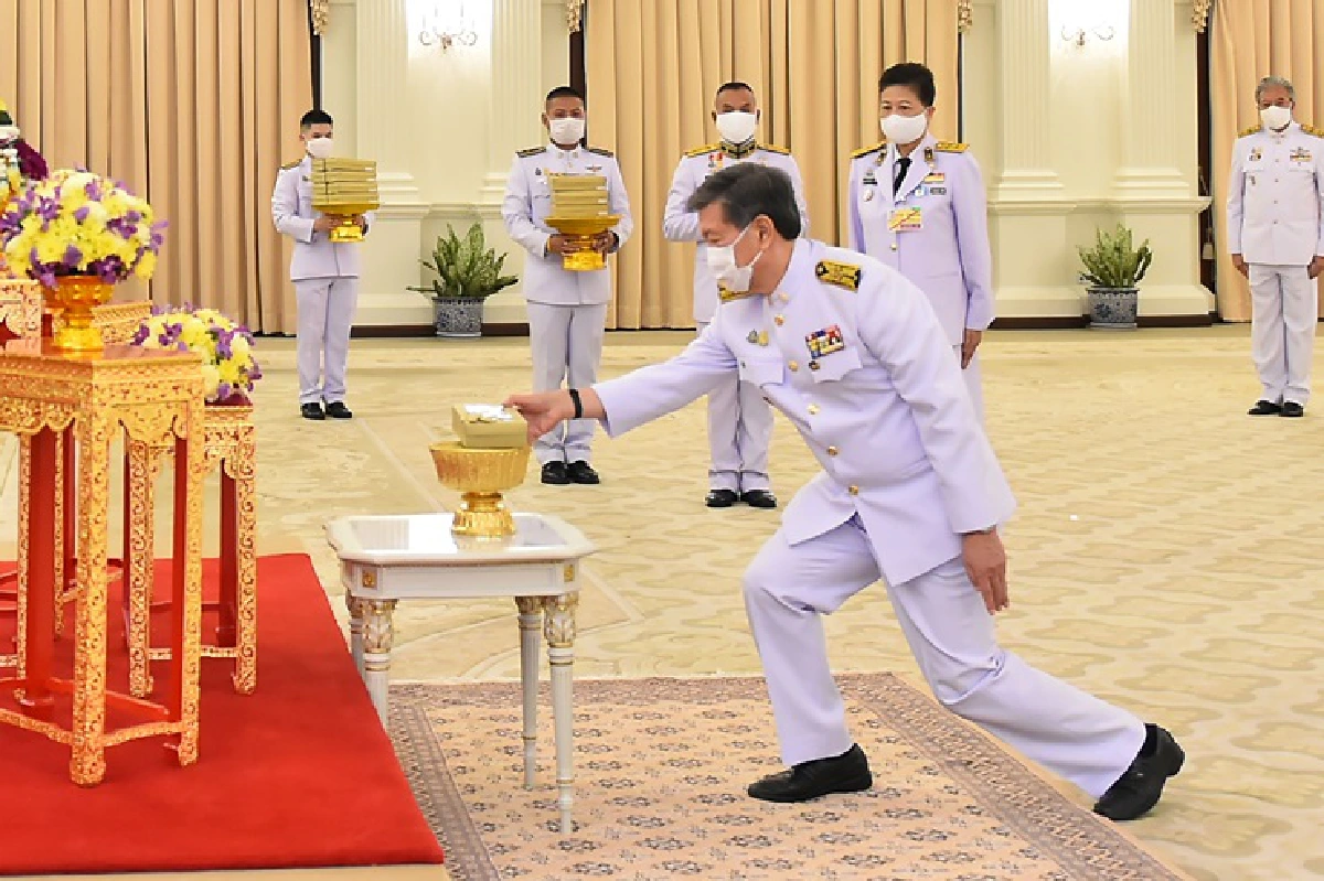 "ราชินี" พระราชทานหน้ากากผ้าฝีพระหัตถ์แก่นายกฯ -ผบ.เหล่าทัพ-คณะแพทย์ ศบค. 