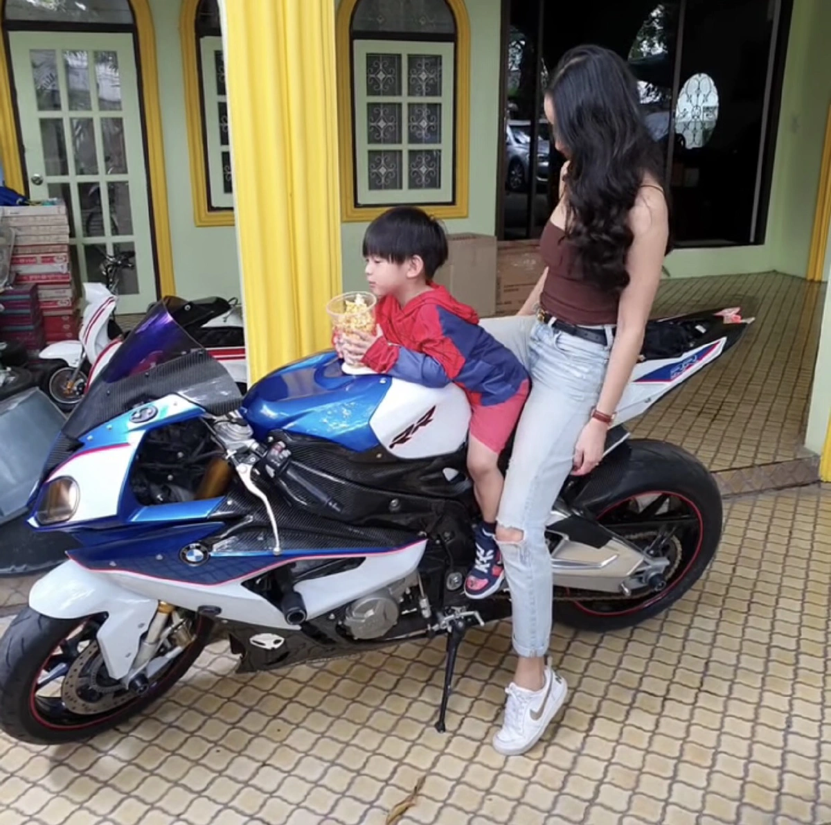 แม่ขอซิ่ง! แพท ณปภา ถอยบิ๊กไบค์คันแรกในชีวิตเป็นของขวัญให้ตัวเอง (คลิป)