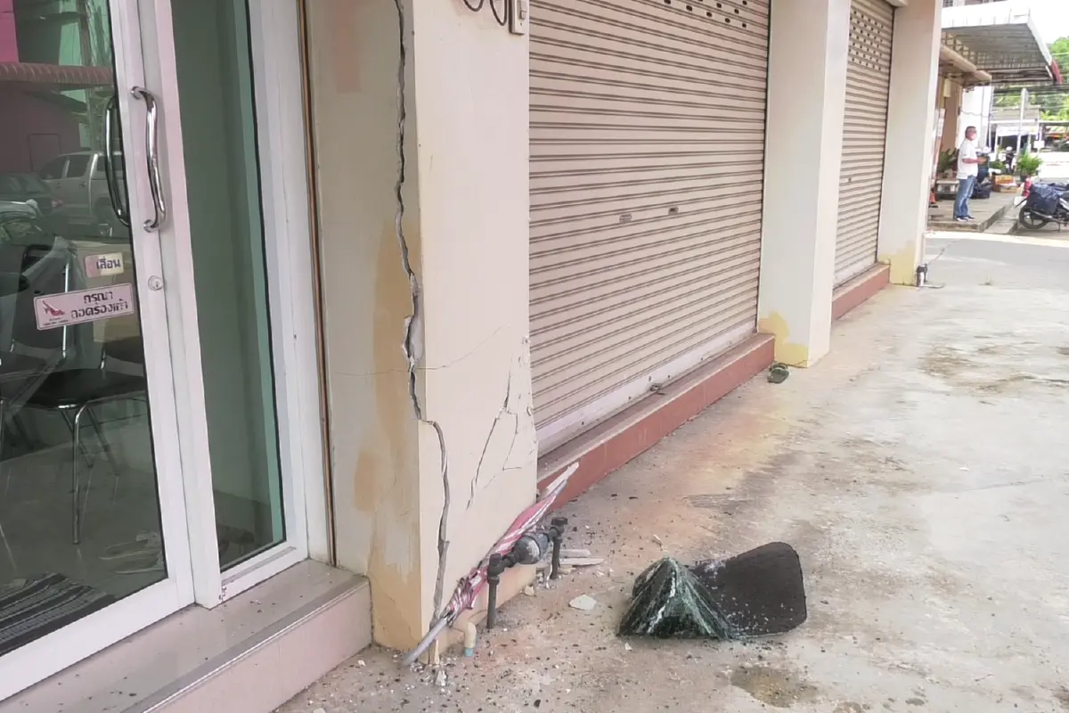 หนุ่มถอยรถเข้าจอดเกียร์ค้าง พุ่งชนกระบะ4คันเสียหาย