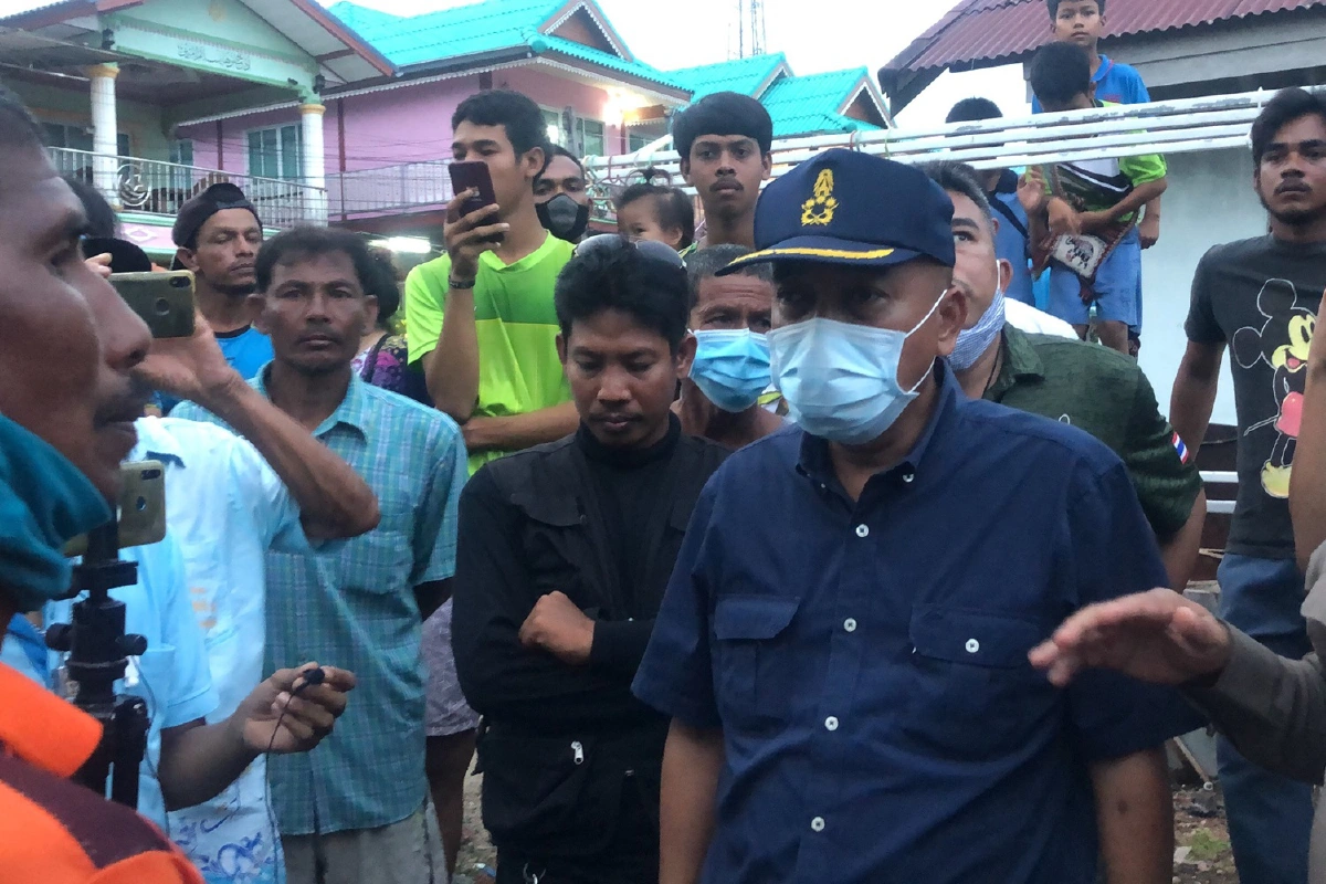 ชาวบ้านล้อมรถตร.จับประมงพื้นบ้านเรียกเงิน5ล้านแลกไม่ดำเนินคดี