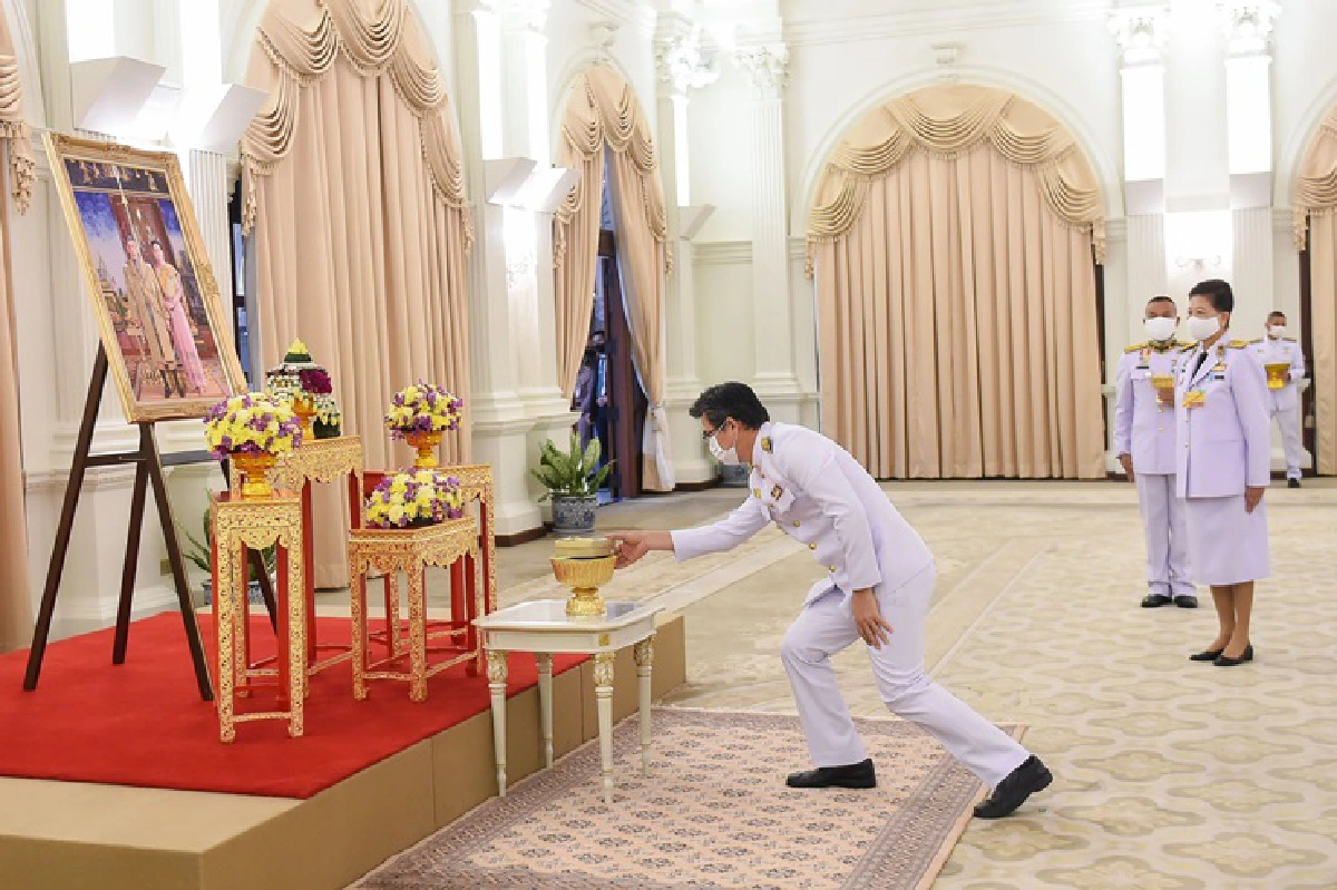 "ราชินี" พระราชทานหน้ากากผ้าฝีพระหัตถ์แก่นายกฯ -ผบ.เหล่าทัพ-คณะแพทย์ ศบค. 