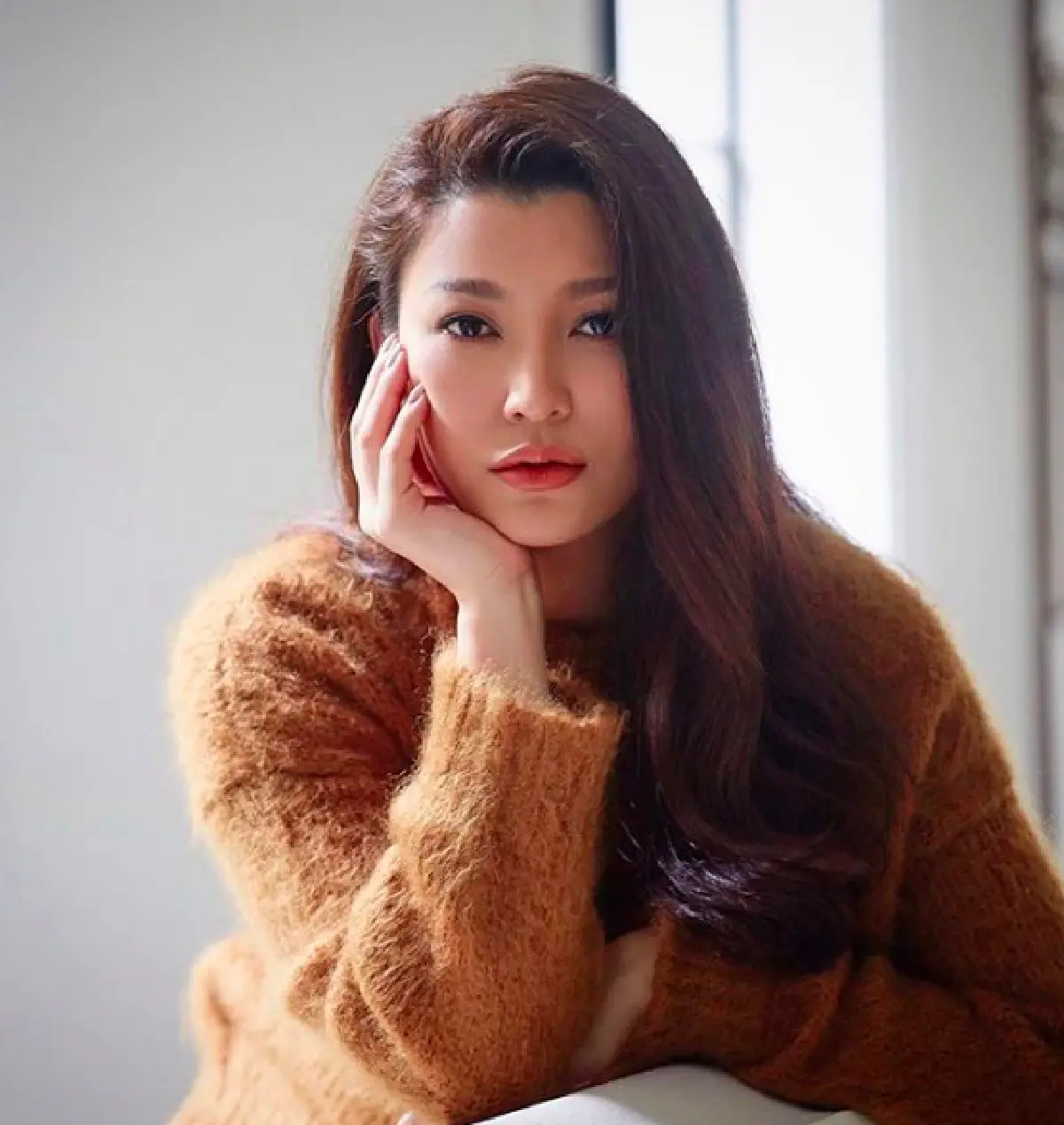 น้อยแต่มาก "เอมมี่ มรกต" กับชุดไปทานข้าว สวยเซ็กซี่แย่งซีนอาหาร