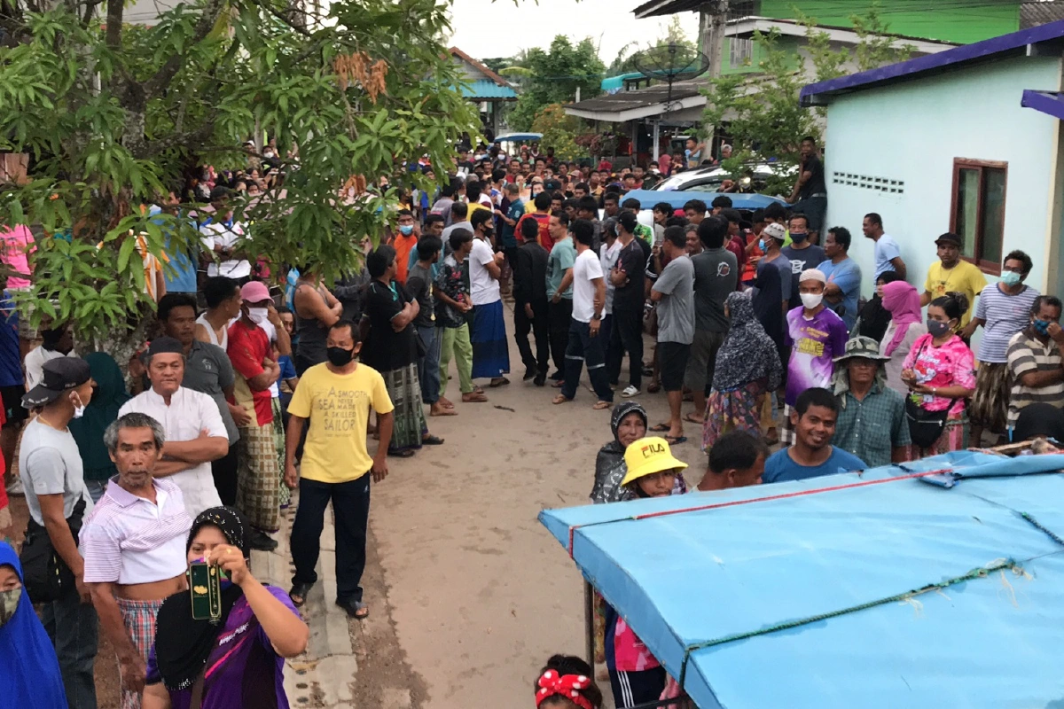 ชาวบ้านล้อมรถตร.จับประมงพื้นบ้านเรียกเงิน5ล้านแลกไม่ดำเนินคดี