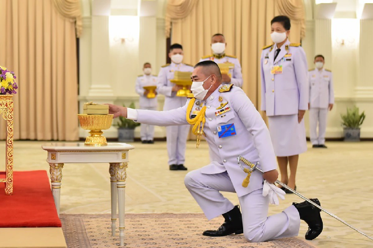 "ราชินี" พระราชทานหน้ากากผ้าฝีพระหัตถ์แก่นายกฯ -ผบ.เหล่าทัพ-คณะแพทย์ ศบค. 