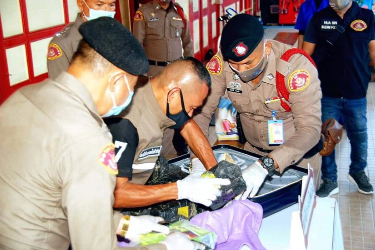 ตำรวจรถไฟจับ2หนุ่มสาวพนักงานเสิร์ฟลอบขนยาไอซ์มูลค่า10ล้านคาโบกี้