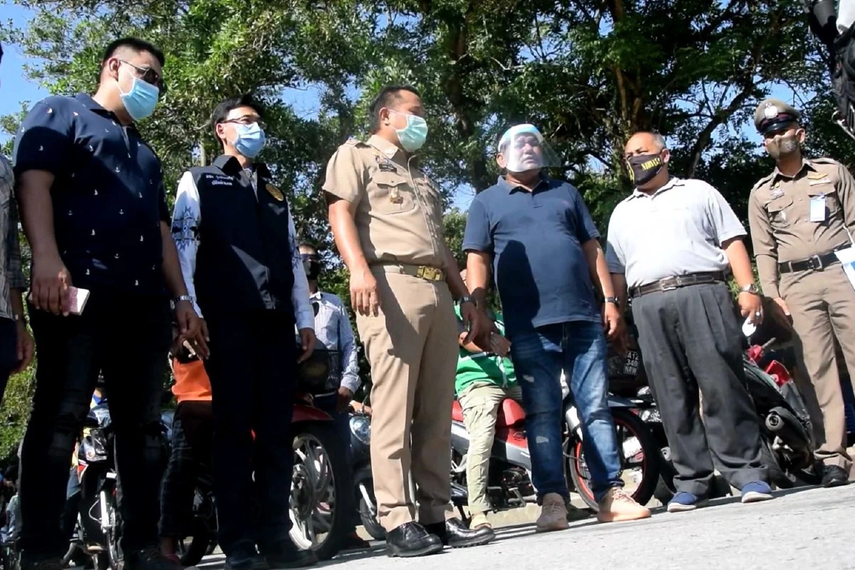 วินจักรยานยนต์รับจ้างสุไหงโก-ลก แห่รับเงิน200ซื้อสินค้าธงฟ้าสู้โควิด-19