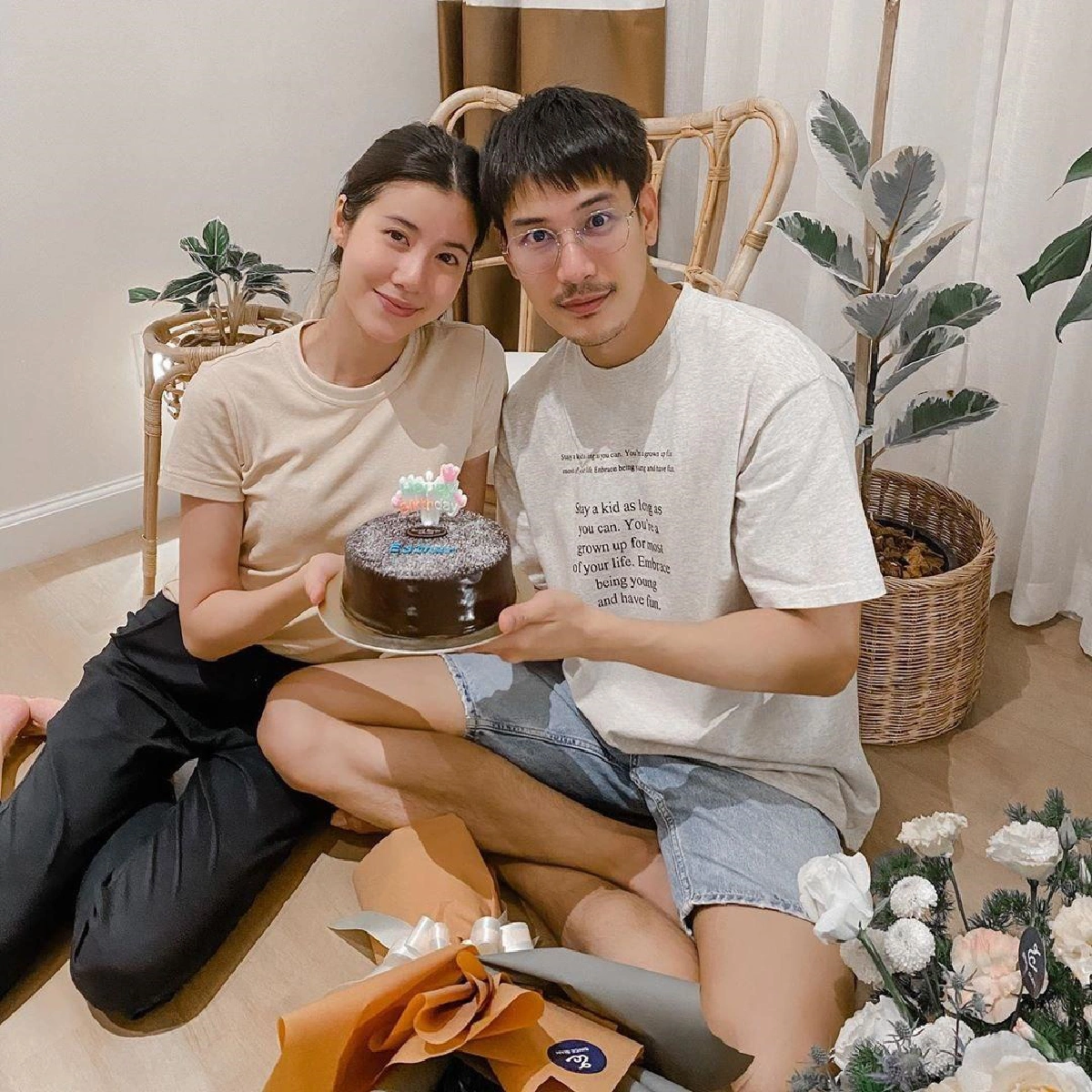 คู่นี้น่ารัก! เคน ภูภูมิ ยกเค้กฉลองวันเกิด เอสเธอร์ พร้อมนำของขวัญไปให้ถึงบ้าน