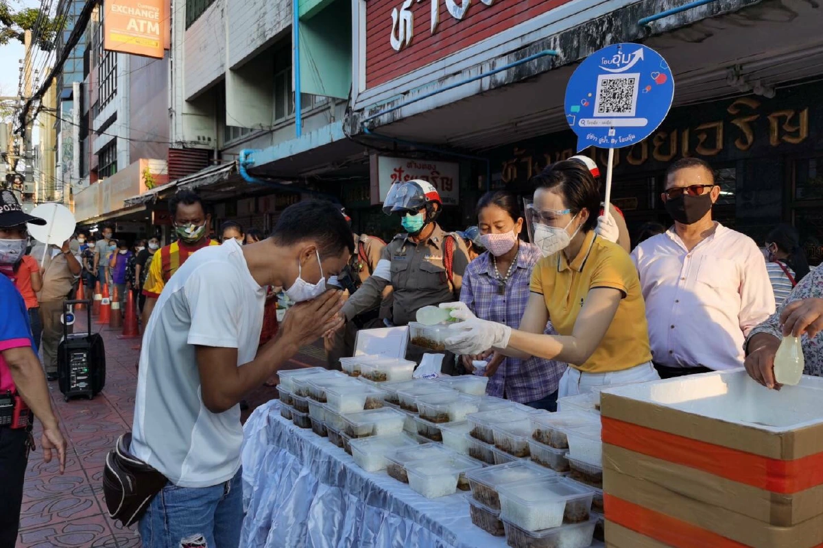 สน.พระราชวังร่วมผู้มีจิตโอบอุ้มสังคม แจกอาหารเครื่องดื่มบรรเทาความเดือดร้อนโควิด-19