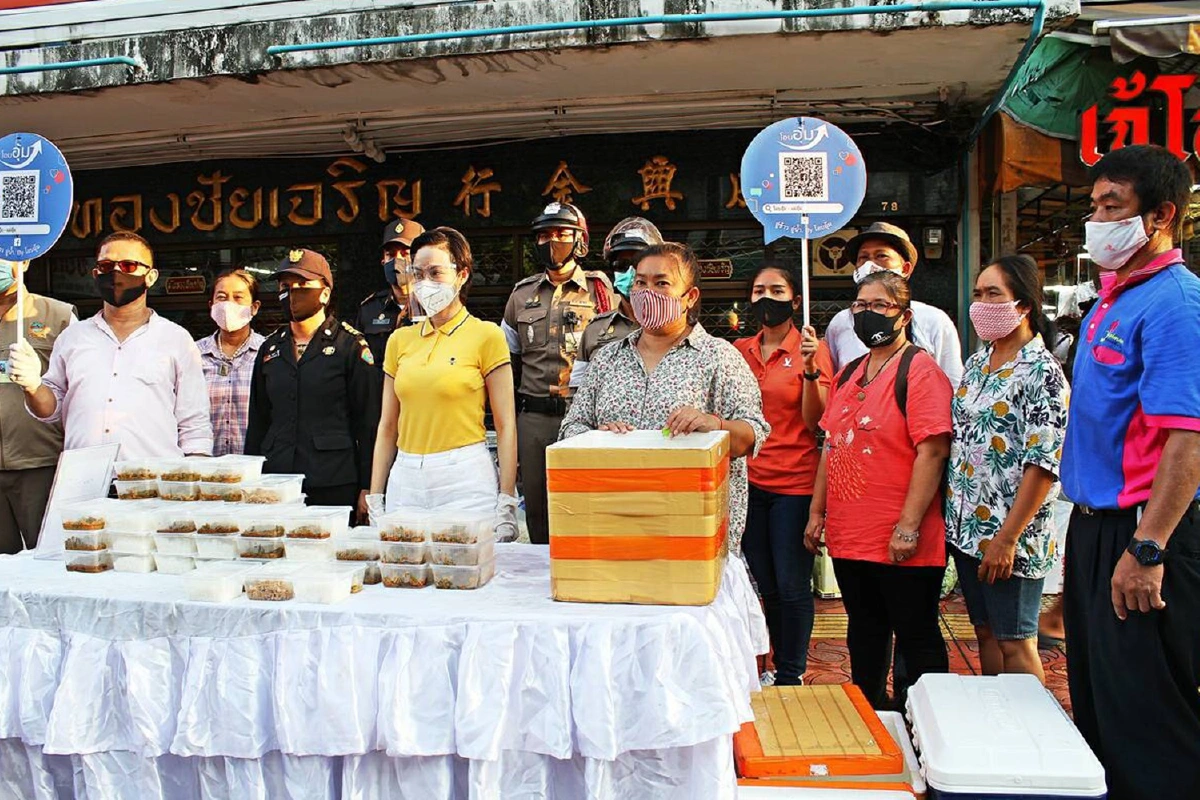 สน.พระราชวังร่วมผู้มีจิตโอบอุ้มสังคม แจกอาหารเครื่องดื่มบรรเทาความเดือดร้อนโควิด-19