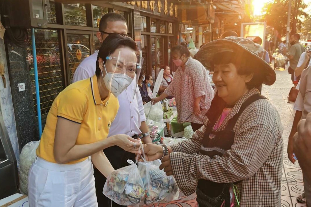 สน.พระราชวังร่วมผู้มีจิตโอบอุ้มสังคม แจกอาหารเครื่องดื่มบรรเทาความเดือดร้อนโควิด-19