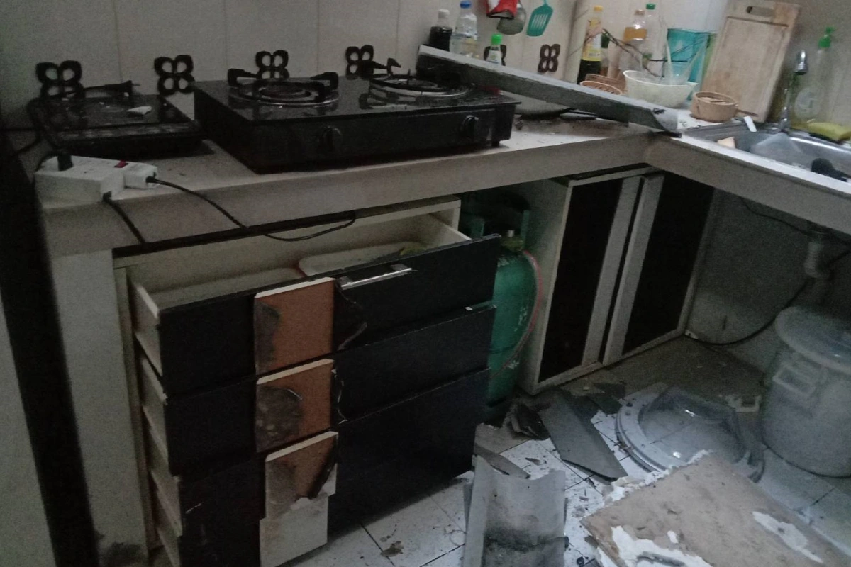 แก๊สรั่ว! เจ้าของบ้านเปิดสวิทซ์ในครัว บึ้มสนั่นเจ็บไฟลวก