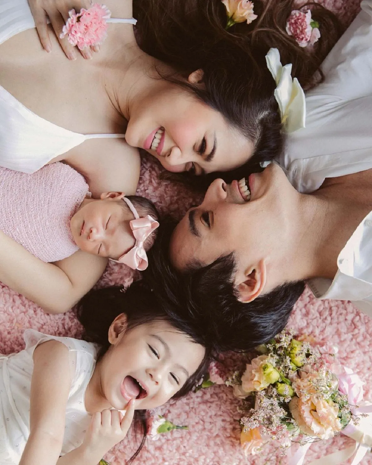 อบอุ่นหัวใจ! “นาวิน ต้าร์” ถ่ายภาพครอบครัวสุขสันต์ 4 คนพร้อมหน้า