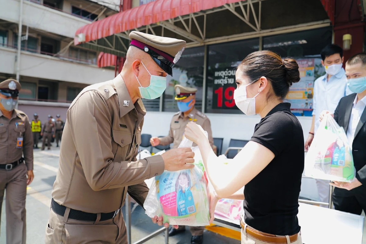 โซเชียลวิจารณ์ยับ!บิ๊กตำรวจต้อนรับตั๊น จิตภัสร์ เอิกเกริก