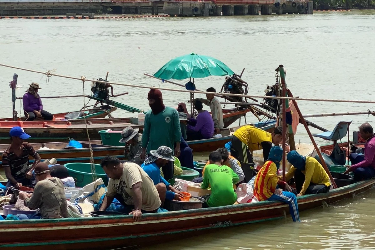 พ่อค้าหอยกัดไม่ปล่อย3ตำรวจขู่รีดเงิน ลั่น"นิ้วไหนร้ายต้องถูกตัดทิ้ง"